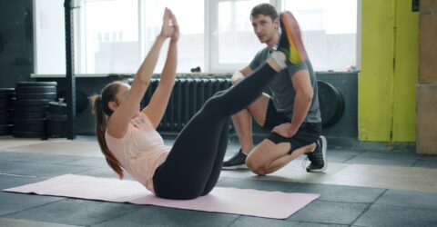 18 exerciții pentru un trunchi mai puternic. Rutina începe cu cel puțin cinci mișcări