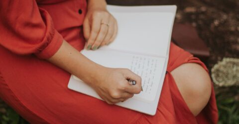 Cum gestionezi grijile care revin la culcare. Rezervă 10-15 minute ziua pentru problemele care te țin trează