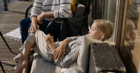 Cum îți faci loc pentru pauze de 10 minute și sprijin când ai grijă de cineva din familie