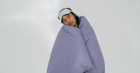 Te trezești la 3 sau 4 dimineața și nu mai adormi? Ce obiceiuri poți schimba înainte să iei somnifere