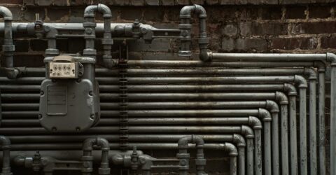Cum ascunzi țevile de gaz în bucătărie fără să blochezi accesul și să riști oprirea alimentării