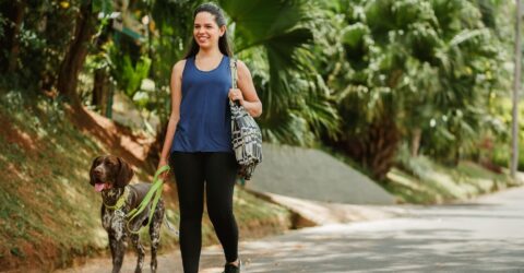 Mișcarea zilnică ar putea ajuta somnul mai mult decât exercițiile concentrate în weekend
