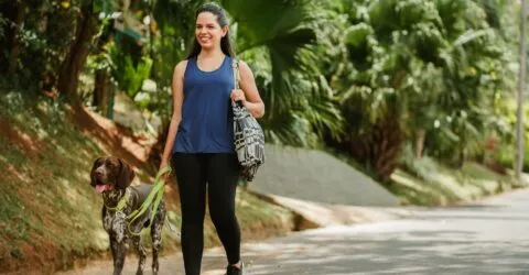 Mișcarea zilnică ar putea ajuta somnul mai mult decât exercițiile concentrate în weekend