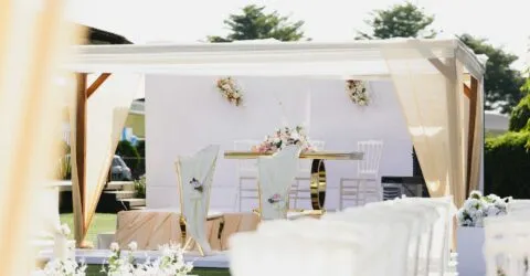 Ce verifici pentru nunta în grădină, de la programul muzicii la cateringul cu TVA de 11% și băuturile cu 21%