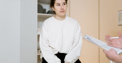 Doar 37% dintre femei spun că înțeleg bine simptomele menopauzei. Ce poți discuta cu medicul înainte de ultima menstruație