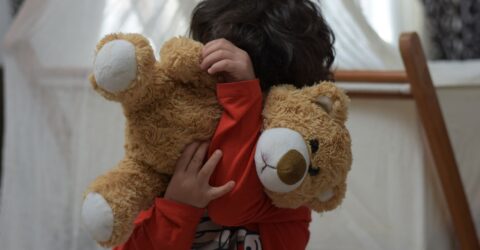 Peste două treimi din tinerii chestionați în Europa au trăit experiențe traumatizante în copilărie