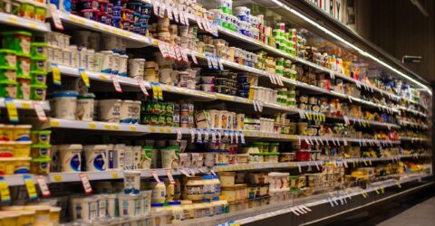 Cum alegi și porți trenciul de toamnă. Modele până la genunchi la 249,99 lei și variante de asortare