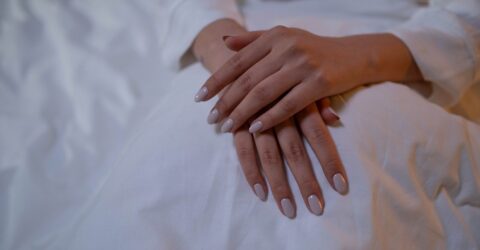 Cum îngrijești unghiile fragile ca să se rupă mai rar și când este indicat să mergi la dermatolog