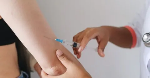 Vaccinarea HPV este asociată cu zero decese prin cancer de col uterin la femeile de 20-24 de ani din Anglia