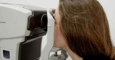 Când ai nevoie de un consult pentru vedere încețoșată și ce schimbări ale ochilor cer ajutor medical rapid
